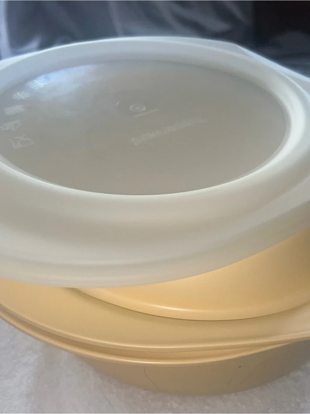 Vintage New Tupperware Ovenworks 2qt ROUND casserole, lid and seal Yellow 2 qt